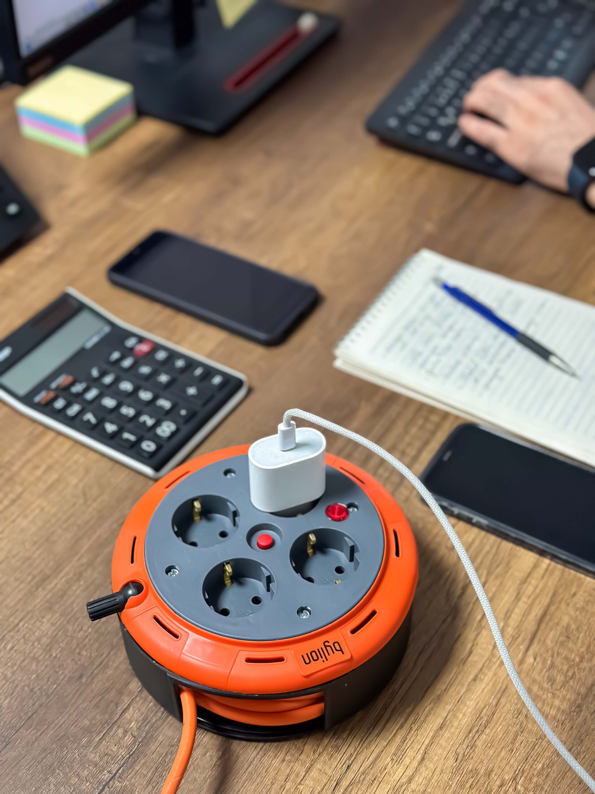 Compact extension cable, with 4 sockets IP20 +USB + thermal fuse + child fuse, 5m cable 3x1mm2, French type (pin), PHE-05310-E-USB Compact extension cable, with 4 sockets IP20 +USB + thermal fuse + child fuse, 5m cable 3x1mm2, French type (pin), PHE-05310-E-USB